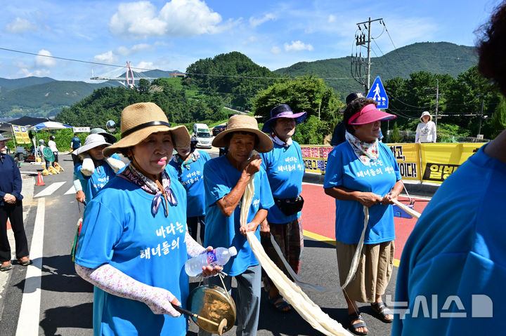 [남해=뉴시스] 차용현 기자 = 29일 오전 경남 남해군 미조면 설리마을에서 이마을 해녀 20여명이 최근 개장한 '쏠비치 남해' 리조트 정문 앞에서 상여를 동원한 집회를 열었다. 이들은 쏠비치 남해리조트 건설 공사로 인해 삶의 터전을 잃었다며 집회를 이어가고 있다. 2025.08.29. con@newsis.com