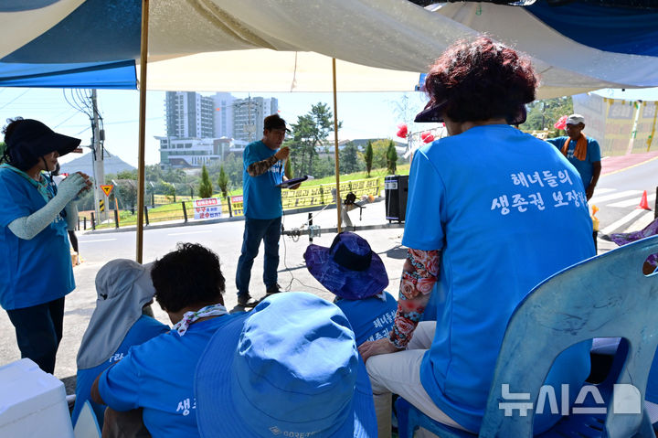 [남해=뉴시스] 차용현 기자 = 29일 오전 경남 남해군 미조면 설리마을에서 이마을 해녀 20여명이 최근 개장한 '쏠비치 남해' 리조트 정문 앞에서 상여를 동원한 집회를 열었다. 이들은 쏠비치 남해리조트 건설 공사로 인해 삶의 터전을 잃었다며 집회를 이어가고 있다. 2025.08.29.con@newsis.com