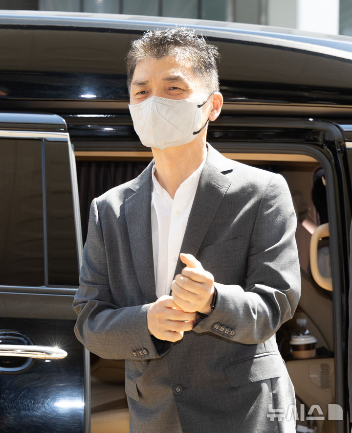 [서울=뉴시스] 황준선 기자 = SM 엔터테인먼트 인수 과정에서 시세조종을 지시·공모한 혐의로 재판에 넘겨진 카카오 창업자 김범수 미래이니셔티브센터장이 29일 오후 서울 양천구 서울남부지방법원에서 열린 결심공판에 출석하고 있다. 2025.08.29. hwang@newsis.com