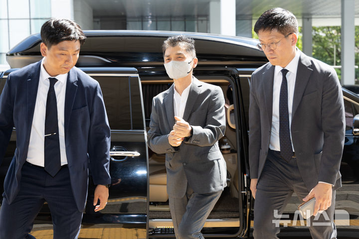 [서울=뉴시스] 황준선 기자 = SM 엔터테인먼트 인수 과정에서 시세조종을 지시·공모한 혐의로 재판에 넘겨진 카카오 창업자 김범수(가운데) 미래이니셔티브센터장이 29일 오후 서울 양천구 서울남부지방법원에서 열린 결심공판에 출석하고 있다. 2025.08.29. hwang@newsis.com