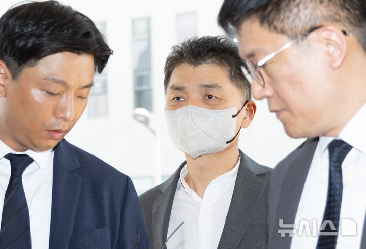 [서울=뉴시스] 황준선 기자 = SM 엔터테인먼트 인수 과정에서 시세조종을 지시·공모한 혐의로 재판에 넘겨진 카카오 창업자 김범수(가운데) 미래이니셔티브센터장이 29일 오후 서울 양천구 서울남부지방법원에서 열린 결심공판에 출석하고 있다. 2025.08.29. hwang@newsis.com