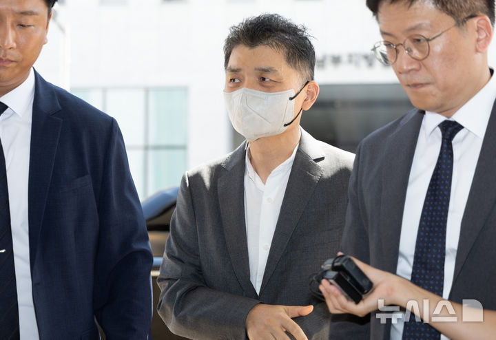 [서울=뉴시스] 황준선 기자 = SM 엔터테인먼트 인수 과정에서 시세조종을 지시·공모한 혐의로 재판에 넘겨진 카카오 창업자 김범수(가운데) 미래이니셔티브센터장이 29일 오후 서울 양천구 서울남부지방법원에서 열린 결심공판에 출석하고 있다. 2025.08.29. hwang@newsis.com