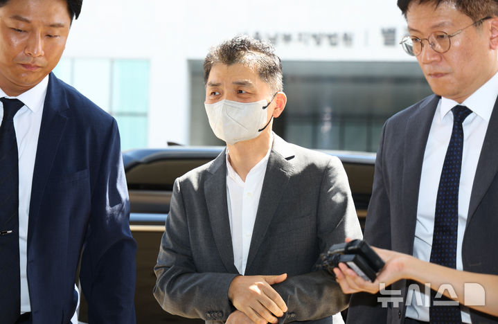 [서울=뉴시스] 황준선 기자 = SM 엔터테인먼트 인수 과정에서 시세조종을 지시·공모한 혐의로 재판에 넘겨진 카카오 창업자 김범수(가운데) 미래이니셔티브센터장이 29일 오후 서울 양천구 서울남부지방법원에서 열린 결심공판에 출석하고 있다. 2025.08.29. hwang@newsis.com