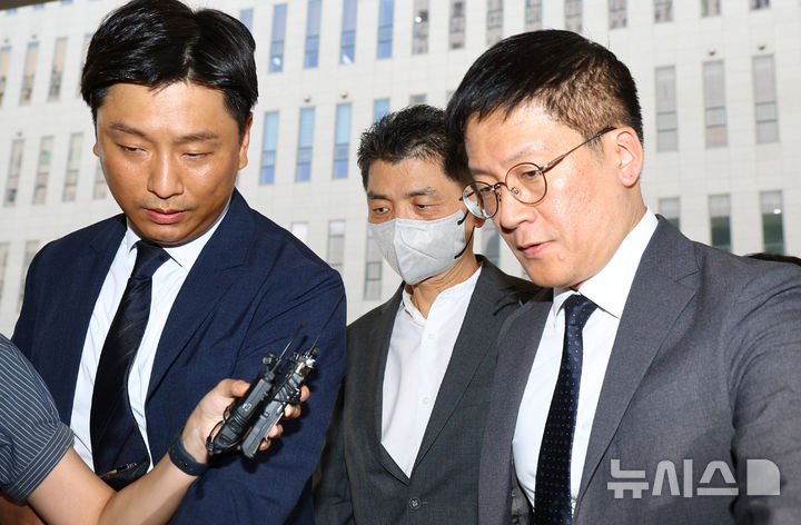 [서울=뉴시스] 황준선 기자 = SM 엔터테인먼트 인수 과정에서 시세조종을 지시·공모한 혐의로 재판에 넘겨진 카카오 창업자 김범수(가운데) 미래이니셔티브센터장이 29일 오후 서울 양천구 서울남부지방법원에서 열린 결심공판에 출석하고 있다. 2025.08.29. hwang@newsis.com