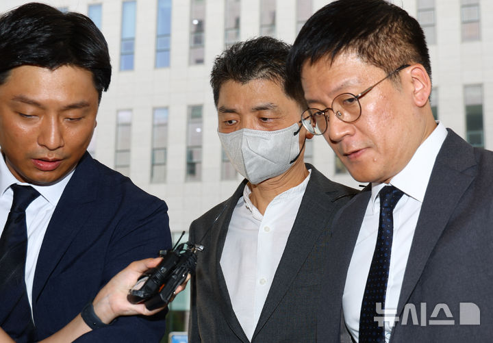 [서울=뉴시스] 황준선 기자 = SM 엔터테인먼트 인수 과정에서 시세조종을 지시·공모한 혐의로 재판에 넘겨진 카카오 창업자 김범수(가운데) 미래이니셔티브센터장이 29일 오후 서울 양천구 서울남부지방법원에서 열린 결심공판에 출석하고 있다. 2025.08.29. hwang@newsis.com