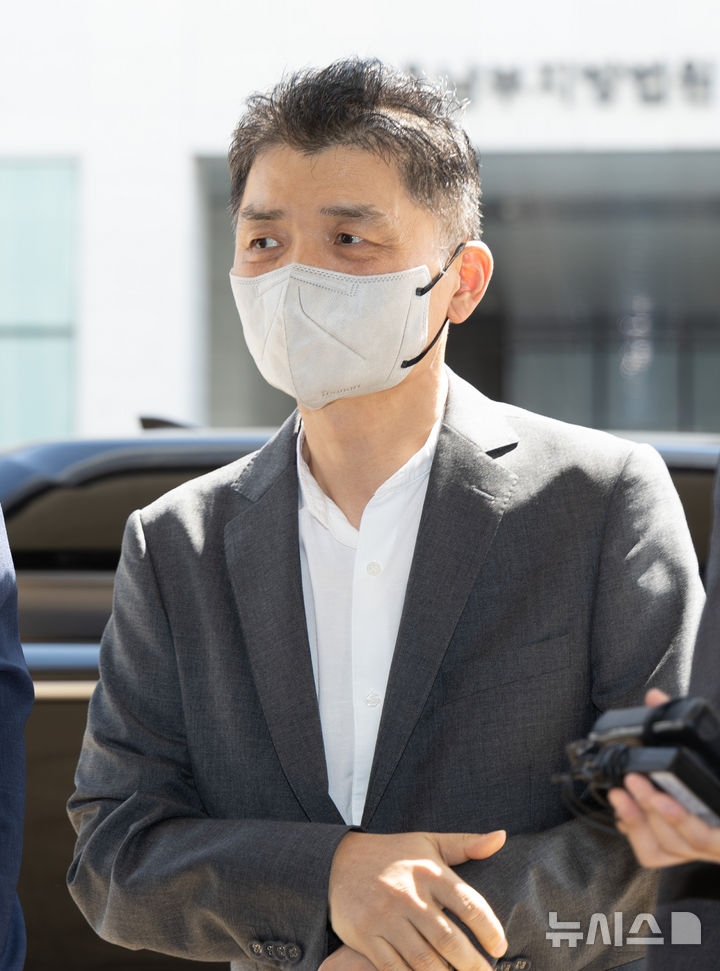 [서울=뉴시스] 황준선 기자 = SM 엔터테인먼트 인수 과정에서 시세조종을 지시·공모한 혐의로 재판에 넘겨진 카카오 창업자 김범수 미래이니셔티브센터장이 29일 오후 서울 양천구 서울남부지방법원에서 열린 결심공판에 출석하고 있다. 2025.08.29. hwang@newsis.com