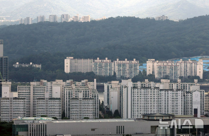 [서울=뉴시스] 배훈식 기자 = 29일 오후 서울 중구 남산에서 바라본 도심 아파트 모습. 2025.08.29. dahora83@newsis.com