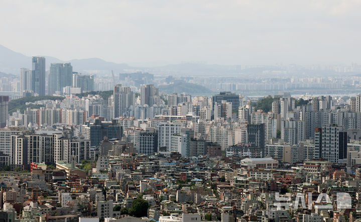 [서울=뉴시스] 배훈식 기자 =29일 오후 서울 중구 남산에서 바라본 도심 아파트 모습. 2025.08.29. dahora83@newsis.com