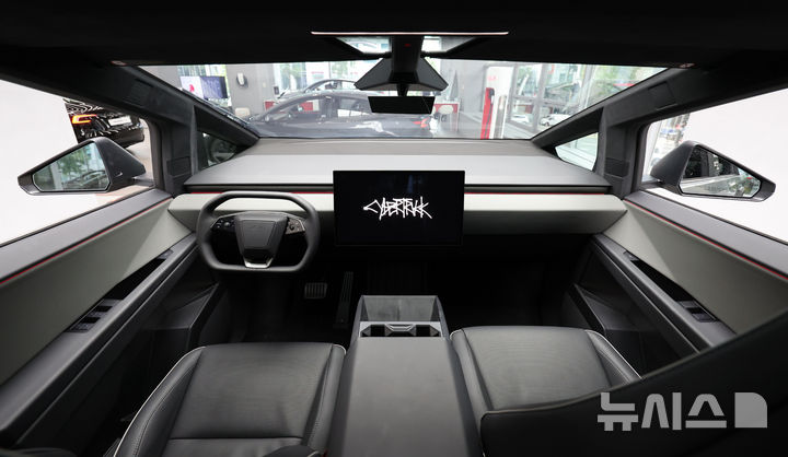 [서울=뉴시스] 권창회 기자 = 지난달 29일 서울 시내 테슬라 스토어에 사이버트럭이 전시되어 있다. 테슬라는 오늘부터 전기 픽업트럭 사이버트럭을 한국 시장에 공식 출시한다. 2023년 말 미국에서 첫 선을 보인 지 약 1년 반 만이다. 라인업은 사륜구동(AWD)과 고성능 '사이버비스트' 두 가지다. 2025.08.29. kch0523@newsis.com