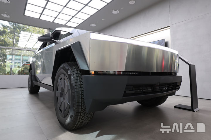 [서울=뉴시스] 권창회 기자 = 지난달 29일 서울 시내 테슬라 스토어에 사이버트럭이 전시되어 있다. 테슬라는 오늘부터 전기 픽업트럭 사이버트럭을 한국 시장에 공식 출시한다. 2023년 말 미국에서 첫 선을 보인 지 약 1년 반 만이다. 라인업은 사륜구동(AWD)과 고성능 '사이버비스트' 두 가지다. 2025.08.29. kch0523@newsis.com