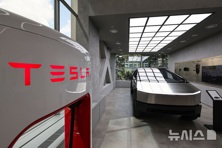 [서울=뉴시스] 권창회 기자 = 29일 서울 시내 테슬라 스토어에 사이버트럭이 전시되어 있다. 테슬라는 오늘부터 전기 픽업트럭 사이버트럭을 한국 시장에 공식 출시한다. 2023년 말 미국에서 첫 선을 보인 지 약 1년 반 만이다. 라인업은 사륜구동(AWD)과 고성능 '사이버비스트' 두 가지다. 2025.08.29. kch0523@newsis.com