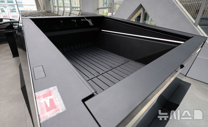 [서울=뉴시스] 권창회 기자 = 지난달 29일 서울 시내 테슬라 스토어에 사이버트럭이 전시되어 있다. 테슬라는 오늘부터 전기 픽업트럭 사이버트럭을 한국 시장에 공식 출시한다. 2023년 말 미국에서 첫 선을 보인 지 약 1년 반 만이다. 라인업은 사륜구동(AWD)과 고성능 '사이버비스트' 두 가지다. 2025.08.29. kch0523@newsis.com