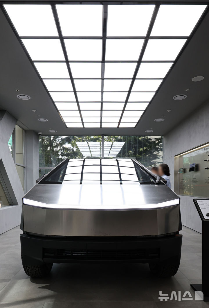 [서울=뉴시스] 권창회 기자 = 29일 서울 시내 테슬라 스토어에 사이버트럭이 전시되어 있다.&nbsp; 테슬라는 오늘부터 전기 픽업트럭 사이버트럭을 한국 시장에 공식 출시한다. 2023년 말 미국에서 첫 선을 보인 지 약 1년 반 만이다. 라인업은 사륜구동(AWD)과 고성능 '사이버비스트' 두 가지다. 2025.08.29. kch0523@newsis.com