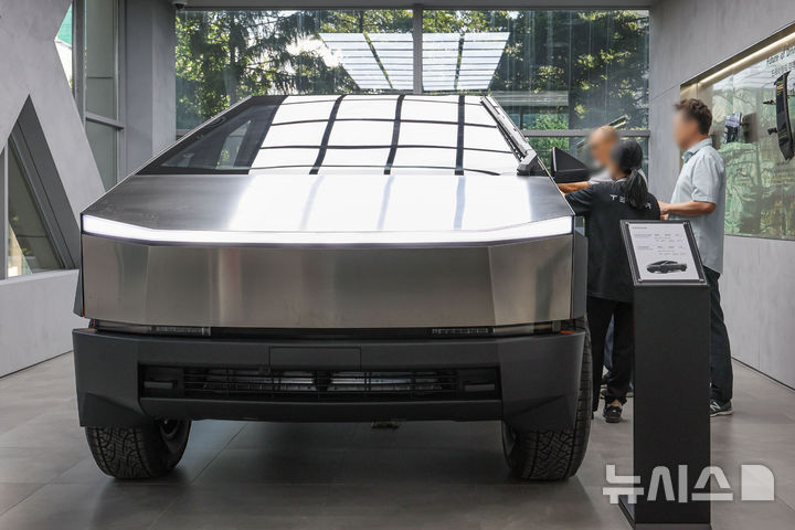 [서울=뉴시스] 권창회 기자 = 29일 서울 시내 테슬라 스토어에 사이버트럭이 전시되어 있다.&nbsp; 테슬라는 오늘부터 전기 픽업트럭 사이버트럭을 한국 시장에 공식 출시한다. 2023년 말 미국에서 첫 선을 보인 지 약 1년 반 만이다. 라인업은 사륜구동(AWD)과 고성능 '사이버비스트' 두 가지다. 2025.08.29. kch0523@newsis.com