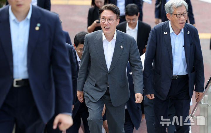 [경주=뉴시스] 이무열 기자 = 김민석 국무총리가 29일 경북 경주시 한 전시관에서 열린 APEC 문화·관광분야 점검회의에 참석하기 위해 이동하고 있다. 2025.08.29. lmy@newsis.com