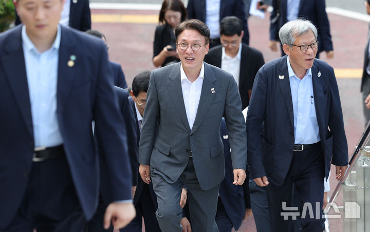 [경주=뉴시스] 이무열 기자 = 김민석 국무총리가 29일 경북 경주시 한 전시관에서 열린 APEC 문화·관광분야 점검회의에 참석하기 위해 이동하고 있다. 2025.08.29. lmy@newsis.com