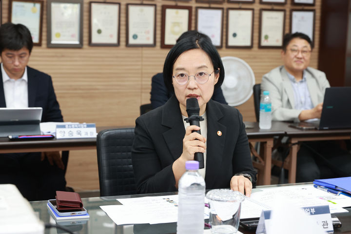 [서울=뉴시스] 김근수 기자 = 한성숙 중소벤처기업부 장관이 지난 8월 29일 인천 남동구 하나금속에서 열린 '납품대금 연동제 확산을 위한 뿌리기업 현장 간담회'에서 모두 발언을 하고 있다. (사진= 중소벤처기업부 제공) 2026.01.13. photo@newsis.com *재판매 및 DB 금지