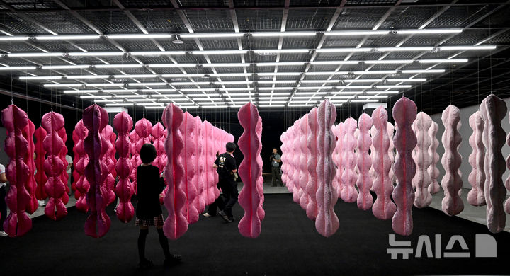 [광주=뉴시스] 김혜인 기자 = 2025 광주디자인비엔날레 개막 하루 전인 29일 오후 광주 북구 용봉동 광주비엔날레전시관 5관(뉴노멀플레이그라운드)에서 강윤정 작가의 '감각의 지형' 체험 작품이 설치돼있다. 광주디자인비엔날레 전시는 오는 30일부터 11월 2일까지 65일간 '너라는 세계: 디자인은 어떻게 인간을 끌어안는가(You, the World: How Design Embraces Humanity)'를 주제로 비엔날레 전시관에서 열린다. 2025.08.29. hyein0342@newsis.com