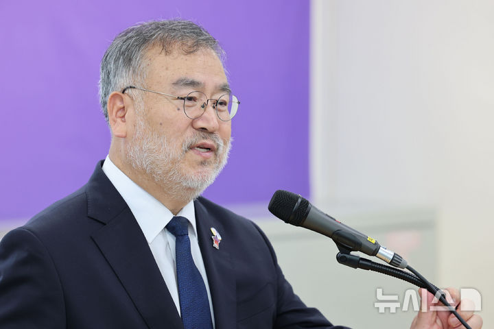 [서울=뉴시스] 권창회 기자 = 송기춘 10.29이태원참사 특별조사위원회 위원장이 29일 오후 서울 중구 이태원참사특별조사위원회에서 열린 유가족 간담회에서 인사말을 하고 있다. 2025.08.29. kch0523@newsis.com