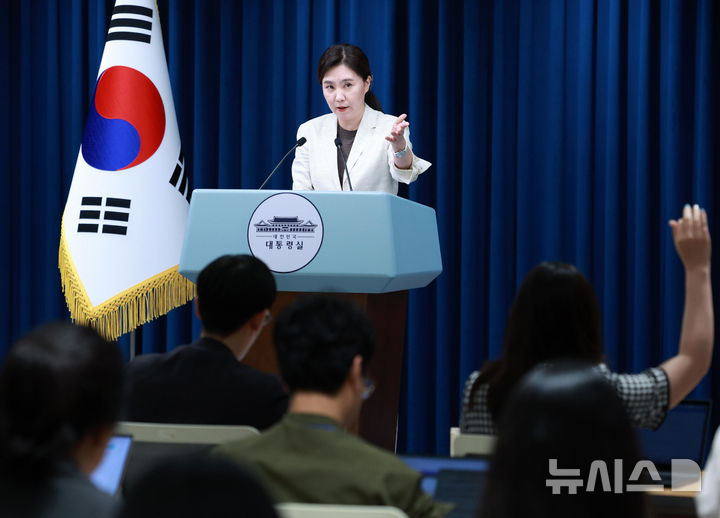 [서울=뉴시스] 고범준 기자 = 강유정 대변인이 29일 서울 용산 대통령실 청사에서 국무회의 관련 브리핑을 마치고 출입기자 질문을 받고 있다. 2025.08.29. bjko@newsis.com