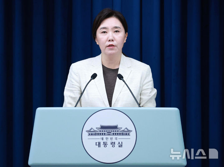 [서울=뉴시스] 고범준 기자 = 강유정 대변인이 29일 서울 용산 대통령실 청사에서 국무회의 관련 브리핑을 하고 있다. 2025.08.29. bjko@newsis.com