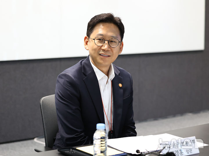 [안산=뉴시스] 최진석 기자 = 배경훈 과학기술정보통신부 장관이 29일 경기 카카오 데이터센터 안산에서 열린 '첨단 GPU 확보 및 AI 고속도로 현장 간담회'에서 발언하고 있다. 2025.08.29. myjs@newsis.com