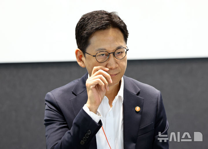 [안산=뉴시스] 최진석 기자 = 배경훈 과학기술정보통신부 장관이 29일 경기 카카오 데이터센터 안산에서 열린 '첨단 GPU 확보 및 AI 고속도로 현장 간담회'에 참석하고 있다. 2025.08.29. myjs@newsis.com