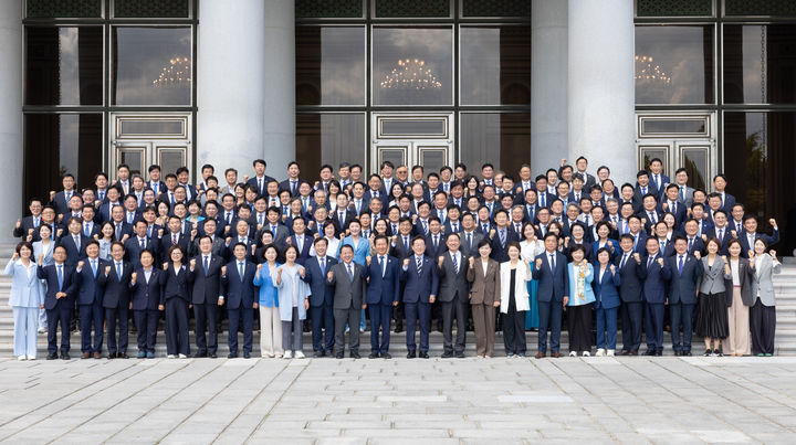 [서울=뉴시스] 이재명 대통령이 29일 청와대 영빈관에서 더불어민주당 소속 의원들과 오찬 간담회를 마치고 기념촬영을 하고 있다. (사진=대통령실 제공) 2025.08.29. photo@newsis.com *재판매 및 DB 금지