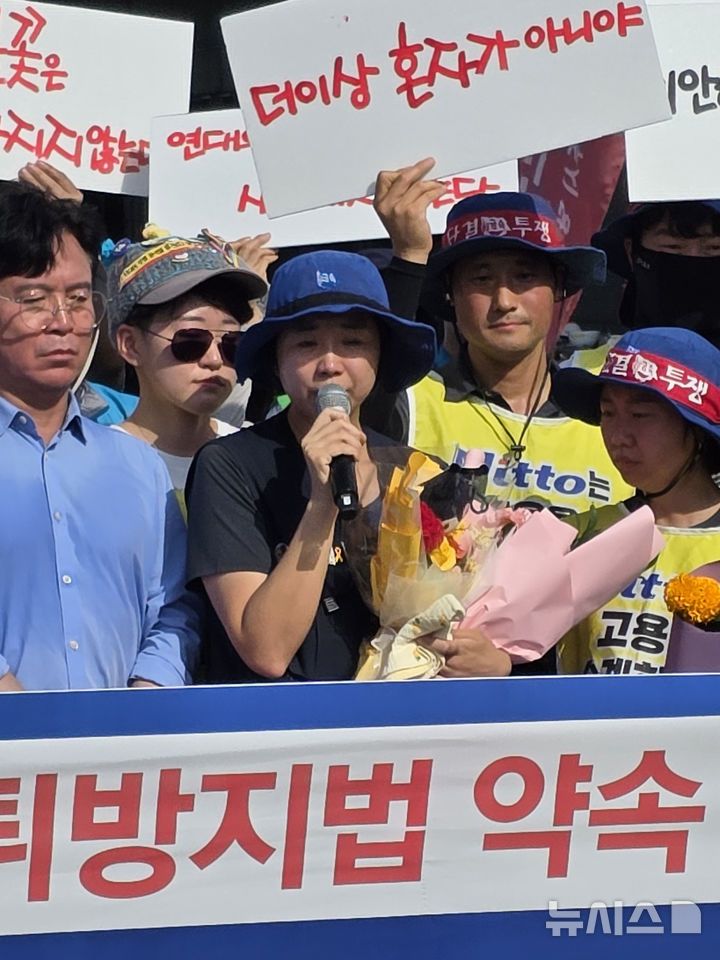 [구미=뉴시스] 박홍식 기자 = 고용승계를 요구하며 600일간 고공농성을 이어 온 박정혜(41) 한국옵티칼하이테크 수석부지회장이 29일 오후 경북 구미시 한국옵티칼 공장 옥상에서 농성을 마치고 내려와 기자회견을 하고 있다. 2025.08.29 phs6431@newsis.com