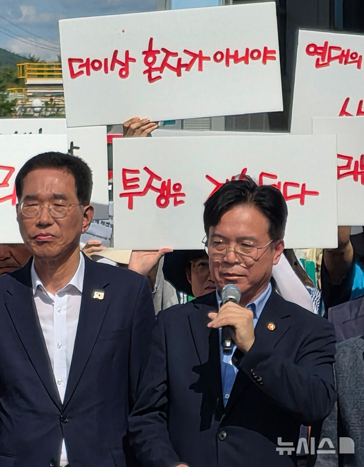 [구미=뉴시스] 박홍식 기자 = 김영훈 고용노동부 장관이 29일 오후 경북 구미시 한국옵티칼 공장 앞에서 기자회견을 하고 있다. 2025.08.29 phs6431@newsis.com