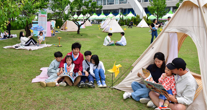 [광주=뉴시스] 광주시청 잔디광장 도서관 문화한마당. (사진=광주시청 제공). photo@newsis.com *재판매 및 DB 금지