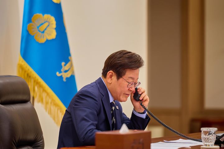 [서울=뉴시스] 이재명 대통령이 29일 서울 용산 대통령실 청사 집무실에서 세르다르 베르디무하메도프 투르크메니스탄 대통령과 전화 통화를 하고 있다. (사진=대통령실 제공) 2025.08.29. photo@newsis.com *재판매 및 DB 금지