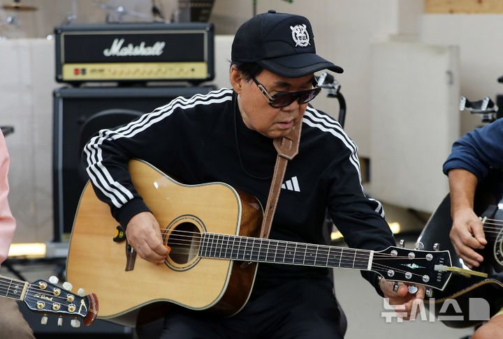 [서울=뉴시스] 김혜진 기자 = 쎄시봉 원년멤버 가수 조영남이 29일 오후 서울 마포구의 한 연습실에서 공연 연습을 하고 있다. 공연기획사 쇼플러스에 따르면 가수 송창식, 조영남, 윤형주, 김세환과 방송인 이상벽이 다음달 6일 성남을 시작으로 전국 순회공연 '쎄시봉, 더 라스트 콘서트(The Last Concert)'를 개최한다. 이번 콘서트는 '쎄시봉' 이름으로 진행하는 마지막 전국투어가 될 예정이다. 예정이다. 2025.08.29. jini@newsis.com