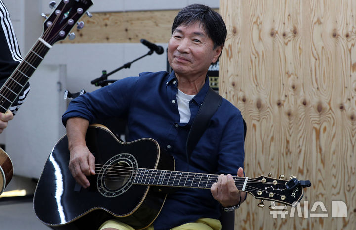 [서울=뉴시스] 김혜진 기자 = 쎄시봉 원년멤버 가수 김세환이 29일 오후 서울 마포구의 한 연습실에서 공연 연습을 하고 있다. 공연기획사 쇼플러스에 따르면 가수 송창식, 조영남, 윤형주, 김세환과 방송인 이상벽이 다음달 6일 성남을 시작으로 전국 순회공연 '쎄시봉, 더 라스트 콘서트(The Last Concert)'를 개최한다. 이번 콘서트는 '쎄시봉' 이름으로 진행하는 마지막 전국투어가 될 예정이다. 예정이다. 2025.08.29. jini@newsis.com