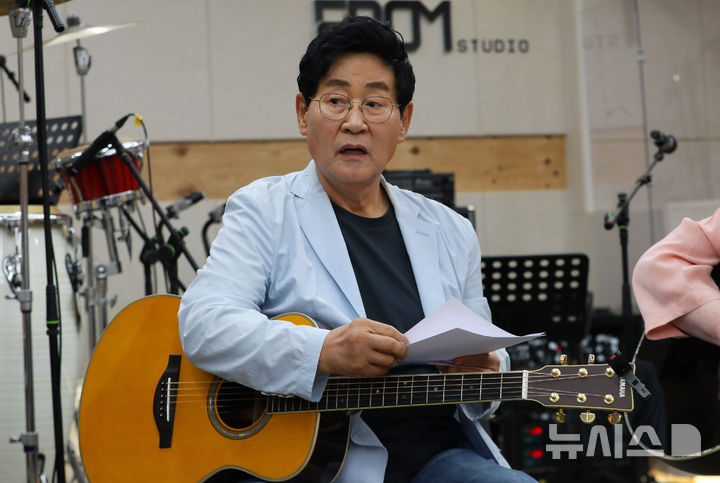 [서울=뉴시스] 김혜진 기자 = 쎄시봉 원년멤버 가수 윤형주가 29일 오후 서울 마포구의 한 연습실에서 공연 연습을 하고 있다. 공연기획사 쇼플러스에 따르면 가수 송창식, 조영남, 윤형주, 김세환과 방송인 이상벽이 다음달 6일 성남을 시작으로 전국 순회공연 '쎄시봉, 더 라스트 콘서트(The Last Concert)'를 개최한다. 이번 콘서트는 '쎄시봉' 이름으로 진행하는 마지막 전국투어가 될 예정이다. 예정이다. 2025.08.29. jini@newsis.com