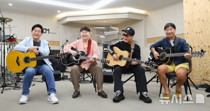 [서울=뉴시스] 김혜진 기자 = 쎄시봉 원년멤버 가수 윤형주(왼쪽부터), 송창식, 조영남, 김세환이 29일 오후 서울 마포구의 한 연습실에서 공연 연습에 앞서 포즈를 취하고 있다. 공연기획사 쇼플러스에 따르면 가수 송창식, 조영남, 윤형주, 김세환과 방송인 이상벽이 다음달 6일 성남을 시작으로 전국 순회공연 '쎄시봉, 더 라스트 콘서트(The Last Concert)'를 개최한다. 이번 콘서트는 '쎄시봉' 이름으로 진행하는 마지막 전국투어가 될 예정이다. 예정이다. 2025.08.29. jini@newsis.com