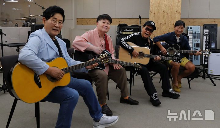 [서울=뉴시스] 김혜진 기자 = 쎄시봉 원년멤버 가수 윤형주(왼쪽부터), 송창식, 조영남, 김세환이 29일 오후 서울 마포구의 한 연습실에서 공연 연습에 앞서 포즈를 취하고 있다. 공연기획사 쇼플러스에 따르면 가수 송창식, 조영남, 윤형주, 김세환과 방송인 이상벽이 다음달 6일 성남을 시작으로 전국 순회공연 '쎄시봉, 더 라스트 콘서트(The Last Concert)'를 개최한다. 이번 콘서트는 '쎄시봉' 이름으로 진행하는 마지막 전국투어가 될 예정이다. 예정이다. 2025.08.29. jini@newsis.com