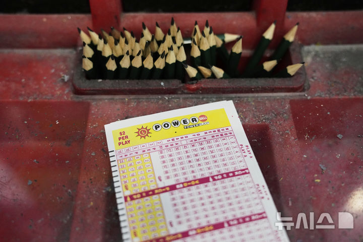[AP/뉴시스] 2달러 짜리 미 파워볼 복권
