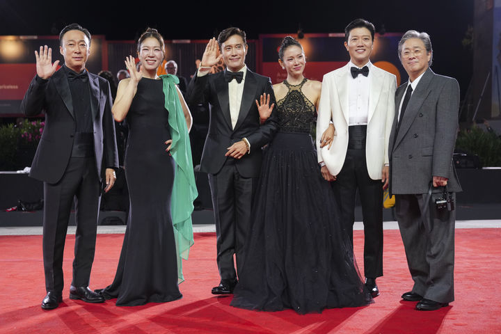 [베네치아=AP/뉴시스] 박찬욱(오른쪽) 감독이 29일(현지 시간) 이탈리아 베네치아에서 열린 제82회 베네치아국제영화제에서 영화 '어쩔 수가 없다'(No Other Choice) 포토콜 행사에 참석해 출연진과 함께 포즈를 취하고 있다. 왼쪽부터 배우 이성민, 염혜란, 이병헌, 손예진, 박희순. 2025.08.30.