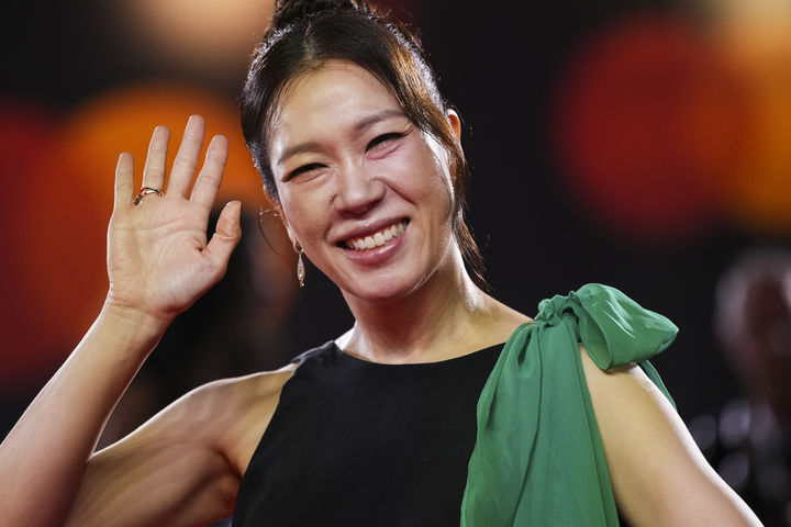 [베네치아=AP/뉴시스] 배우 염혜란이 29일(현지 시간) 이탈리아 베네치아에서 열린 제82회 베네치아국제영화제에서 박찬욱 감독의 영화 '어쩔 수가 없다'(No Other Choice) 포토콜 행사에 참석해 포즈를 취하고 있다. 2025.08.30.