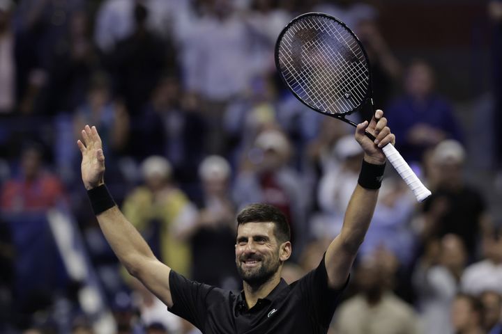 [뉴욕=AP/뉴시스] 노박 조코비치(세르비아)가 30일(한국 시간) 미국 뉴욕 빌리진킹 내셔널 테니스 센터에서 열린 US오픈 테니스대회 남자 단식 3회전에서 캐머런 노리(영국)를 3-1(6-4 6-7<4-7> 6-2 6-3)로 꺾은 뒤 기뻐하고 있다. 2025.08.30