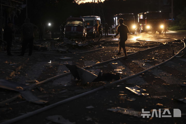 [AP/뉴시스] 30일 우크라이나 중남부 자포리자시 주거지에 러시아 공습이 가해진 뒤 구조대가 급파되었다