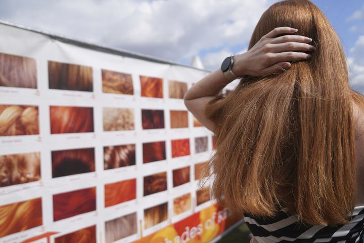 [틸뷔뤼흐( 네덜란드)AP/뉴시스] 네덜란드 튈브뤼흐 레드헤드 축제의 한 여성 참가자가 8월30일 자기 머리의 정확한 색상을 알기 위해 색상표와 대조하고 있다. 2025. 08. 31. 