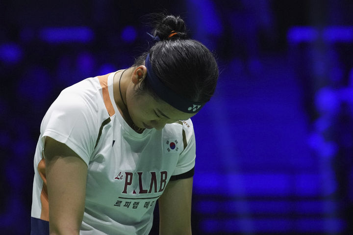 [파리=AP/뉴시스] 2025 세계개인배드민턴선수권대회 여자단식 준결승에서 탈락한 안세영. 2025.08.30.