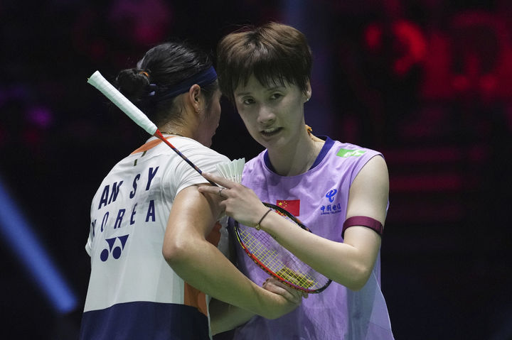 [파리=AP/뉴시스] 2025 세계개인배드민턴선수권대회 여자단식 준결승에서 천위페이(중국)에 밀려 탈락한 안세영. 2025.08.30.