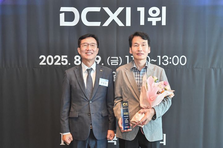 [김천=뉴시스] 정동섭(오른쪽) 한국도로공사 총무처장과 문동민 한국표준협회 회장이 시상 후 기념 촬영을 하고 있다. (사진=한국도로공사 제공) 2025.08.30 photo@newsis.com *재판매 및 DB 금지