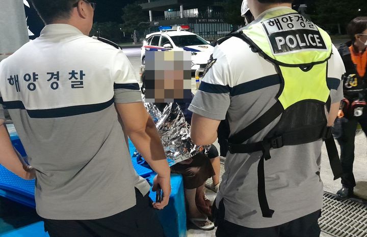 [서귀포=뉴시스] 지난 29일 오후 서귀포시 대정읍 운진항에서 50대 여성이 미끄러져 바다에 빠지는 사고가 발생해 해경이 구조하고 있다. (사진=서귀포해양경찰서 제공) 2025.08.30. photo@newsis.com *재판매 및 DB 금지