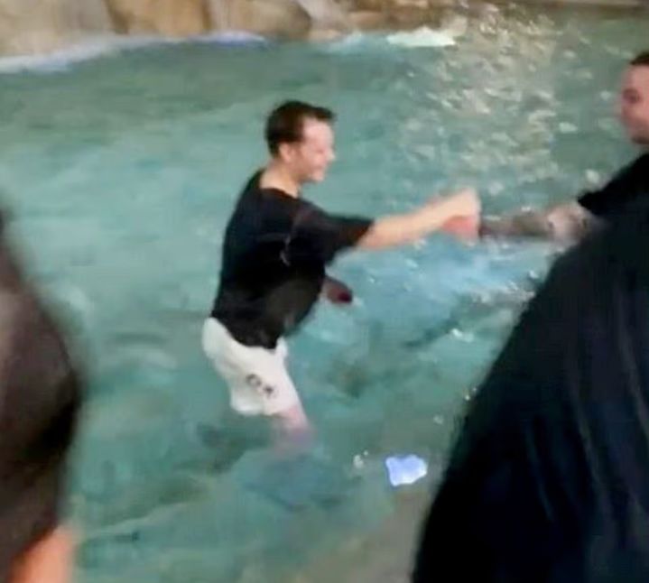 [뉴시스] 이탈리아 로마 트레비 분수에 무단 입수한 남성이 경찰에게 발칵돼 빠져나가는 모습. 2025.08.30. (사진=데일리메일 캡처). *재판매 및 DB 금지