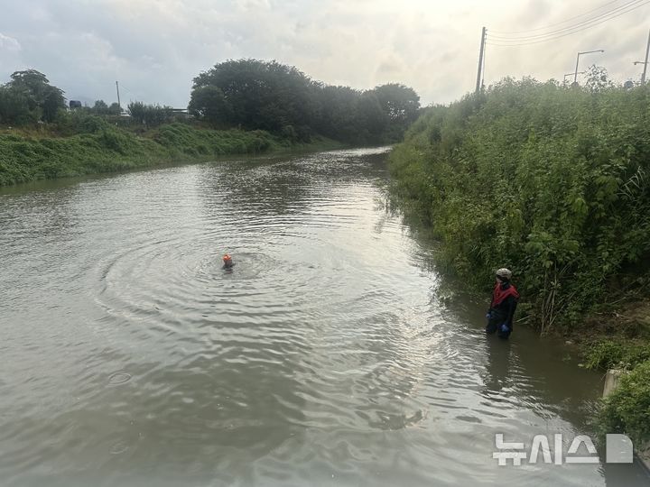 [김포=뉴시스] 정일형 기자 = 실종자 찾고있는 소방대원 모습. (사진=김포소방서 제공)