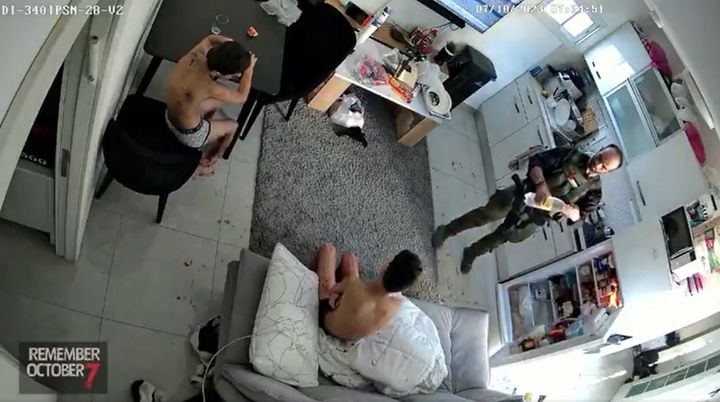 29일(현지 시간) CNN 등에 따르면 베냐민 네타냐후 이스라엘 총리는 하마스 무장대원들이 이스라엘 남부 네티브 하아사라 마을의 한 가정집을 공격하는 장면이 담긴 영상을 공개했다. (사진=X 갈무리) 2025.08.30. *재판매 및 DB 금지